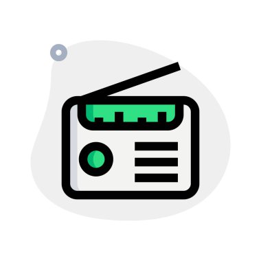 Genişletilmiş antenli eski moda bir radyo..