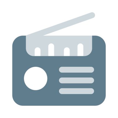 Genişletilmiş antenli eski moda bir radyo..