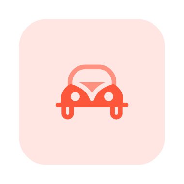 Büyük tekerlekleri olan eski moda bir araba..