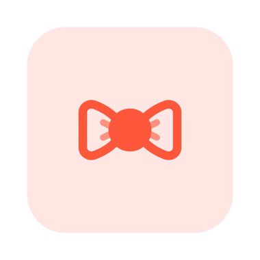 Yakasına bir kumaş parçası bağlanmış, papyon..