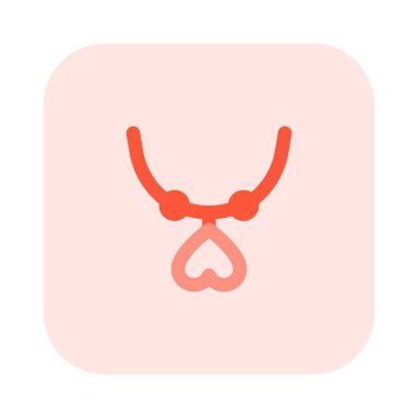 Kalp şeklinde kolyesi olan pahalı bir kolye..