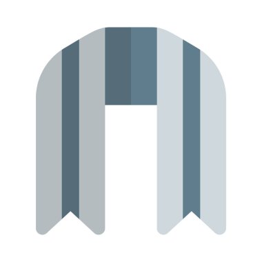 Boynuna sarılı uzun kumaş parçası.