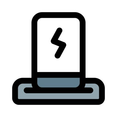 Destekleyici duruşu olan kablosuz şarj cihazı.