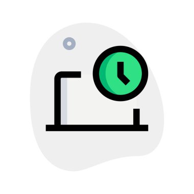 Güncel saat ve tarihi dizüstü bilgisayarda gösteriliyor.