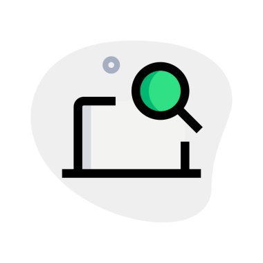 İnternette bilgi aramak için dizüstü bilgisayar kullan.