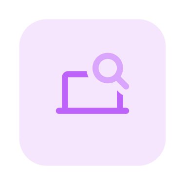 İnternette bilgi aramak için dizüstü bilgisayar kullan.