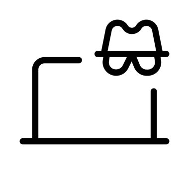 Hacker kişisel veriler için dizüstü bilgisayara bağlanıyor.