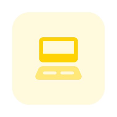 İş yeri için klavye ile eşleştirilmiş monitör.