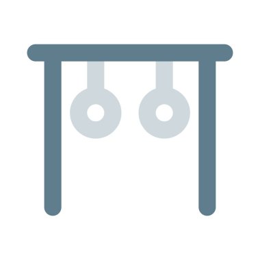 Ürpertici egzersiz halkaları beyaz arka planda asılı duruyor