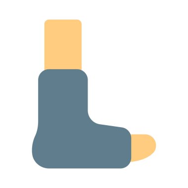 Kırık bacağı alçılı, beyaz arka planda izole edilmiş.