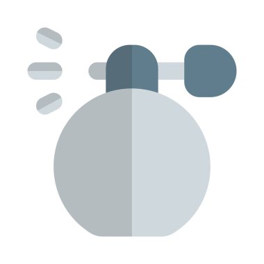 Beyaz arka planda izole edilmiş pompalı eski parfüm şişesi.