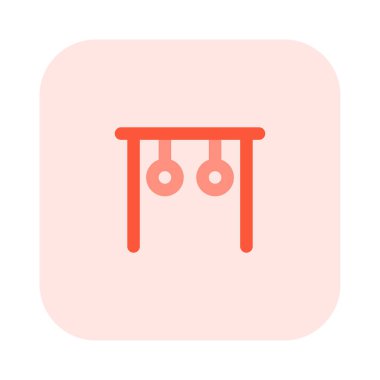 Ürpertici egzersiz halkaları beyaz arka planda asılı duruyor