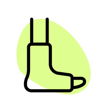 Kırık bacağı alçılı, beyaz arka planda izole edilmiş.