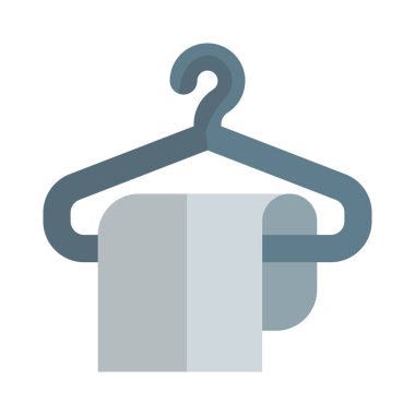 Askıda asılı havlu, beyaz bir arkaplanda izole edilmiş.