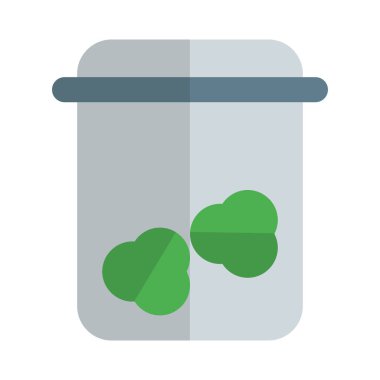 Beyaz arka planda izole edilmiş bir şişedeki mühürlü kenevir yaprağı.