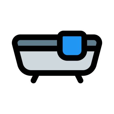 Kenarına havlu konmuş küvet beyaz arka planda izole edilmiş.