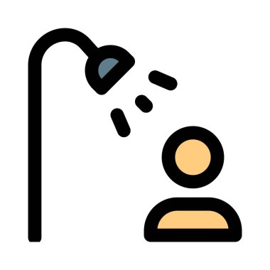 Beyaz bir arka planda duş alan adam.