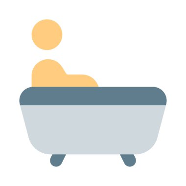 Banyoda yıkanan kişi beyaz bir arka planda izole edilmiş.