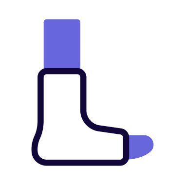 Kırık bacağı alçılı, beyaz arka planda izole edilmiş.