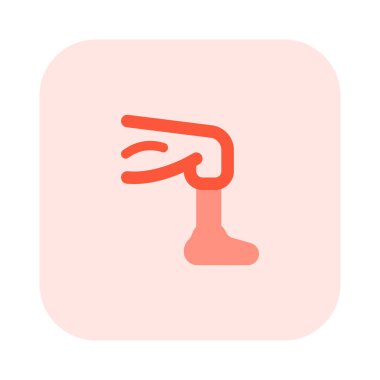 Protez endüstrisi. Diz protezinin üstüne trans-femoral protez bacak oturuyor.