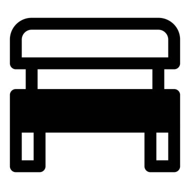 Yedek kulübesinde birkaç kişi oturuyor..