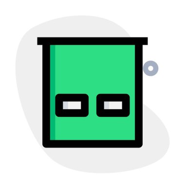 İstasyondaki itfaiye araçları için büyük garaj kapısı.