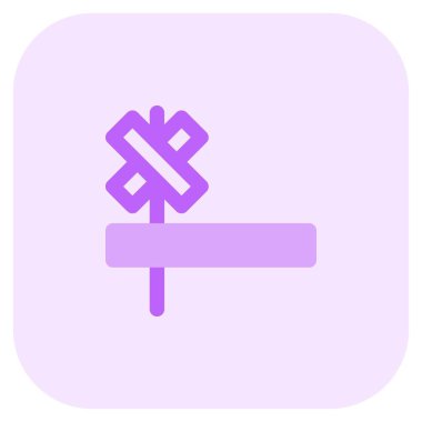 Demiryolu geçitlerini korumak için barikatlar kullanılıyor..