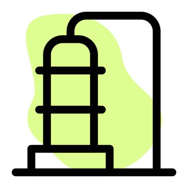 Damıtma sürecinde sıvı karışımı yoğunlaştırılıyor.