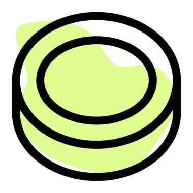 Hokey oyuncuları puck 'a sopalarıyla vurur..