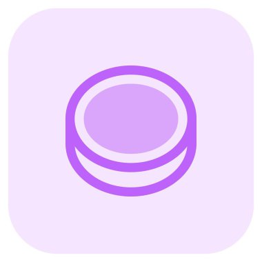 Hokey oyuncuları puck 'a sopalarıyla vurur..