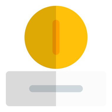 Atari makinesi kullanmak için madeni para takmak gerekir.