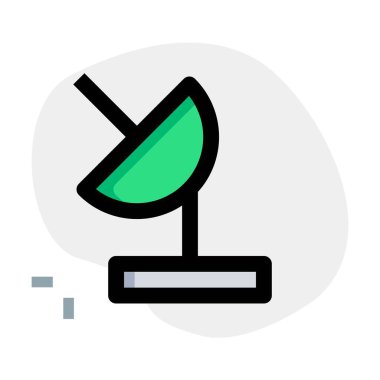 Parabolik aygıt sinyalleri iletir veya yoğunlaştırır.