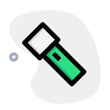 Karanlığı aydınlatmak için elde tutulan ışık kaynağı.