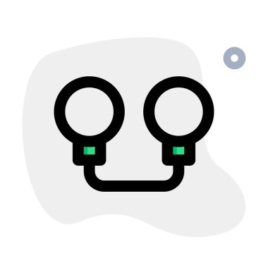 Bireyler metal kelepçelerle zincirlenir..