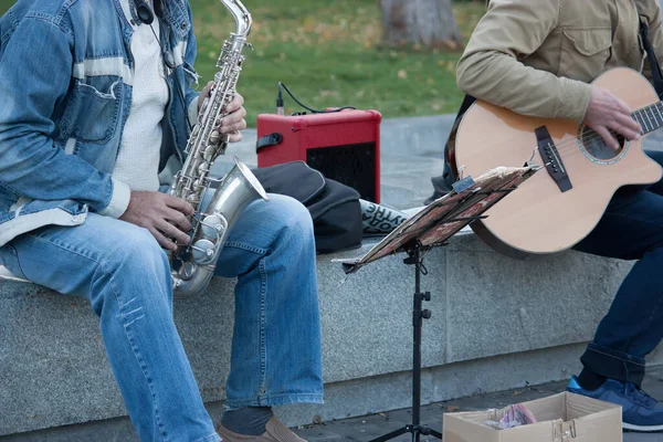 Street Musicians Play Guitar Saxophone Unidentified Persons — Stock Photo, Image