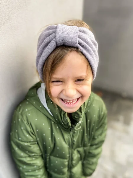 Portret Nowoczesnej Szczęśliwej Dziewczyny Szarych Opaskach Stylowym Jesiennym Stroju — Zdjęcie stockowe