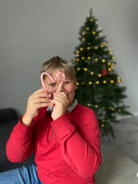 Хлопчик Різдвяному Одязі Задньому Плані Ялинки Веселих Свят — стокове фото