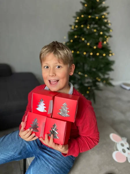 Ein Junge Weihnachtskleidung Auf Dem Hintergrund Eines Weihnachtsbaums Frohe Weihnachten — Stockfoto