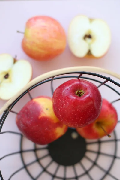 Ovocný Koš Zralými Chutnými Jablky — Stock fotografie