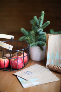 Noel kompozisyonu ve ahşap masa süsleri..