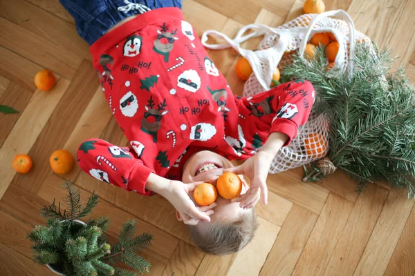 Chico Gracioso Nochebuena Concepto Vacaciones Navidad —  Fotos de Stock