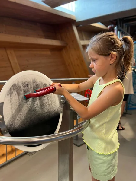 磁石科学博物館で遊んでいる女の子 — ストック写真