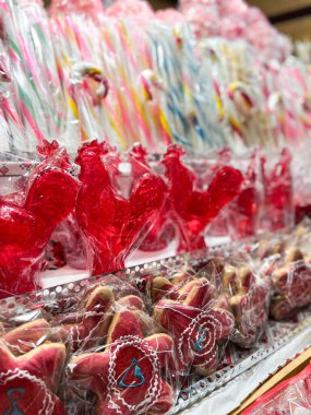 Noel pazarında çok renkli lolipoplar satılıyor.. 