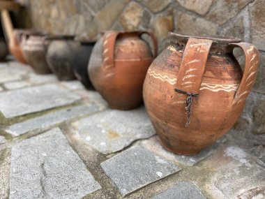 Romanya 'da geleneksel çömlek atölyesi. El yapımı çömlek