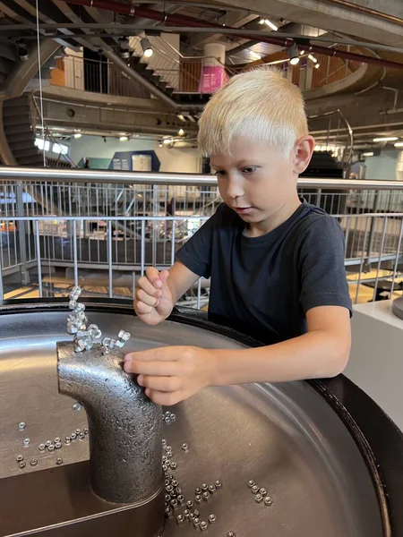 Αγόρι Παίζει Μαγνήτη Μουσείο Επιστήμης — Φωτογραφία Αρχείου
