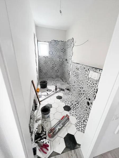 Apartman Felújítás Csempe Folyamat Szóló Fürdőszobában — Stock Fotó