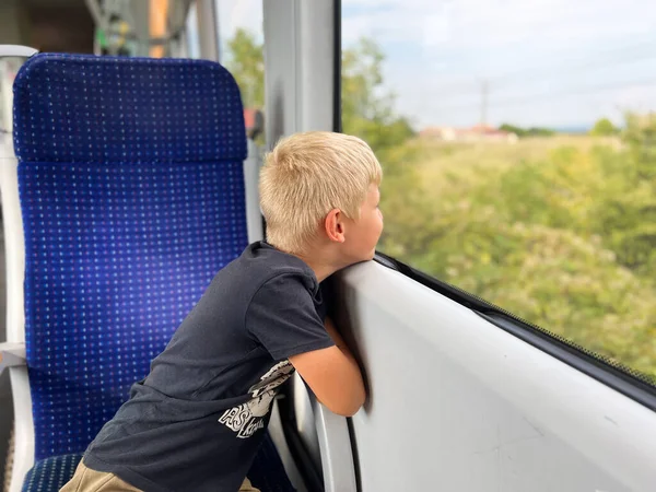 Αγόρι Που Ταξιδεύει Τρένο Κάθεται Στο Παράθυρο Κοιτάζοντας Έξω Φωτογραφία Αρχείου