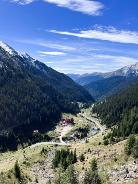 Yağmurlu ve bulutlu bir günde Transalpina 'nın güzel manzarası 