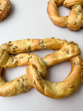 Susamlı ve ayçiçeği tohumlu taze kraker.