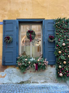 Noel ağaçlarıyla süslenmiş bir bina.